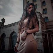 Девушка В Сером Платье Скачать