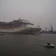 Капитан Лайнера Большой Любитель Queen Cruise Ship Captain Is A Big Fan Of The Queen