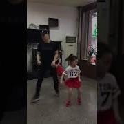 Прекрасное Трио Папа Танцует С Дочками The Lovely Trio Dad Dances