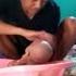 Begini Jadinya Jika Sang Ayah Mandikan Bayi