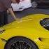 Porsche 918 의 수동식 루프 탈착에 고생하는 남성