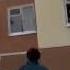 В Новоуральске подросток забросал прохожих стеклами