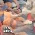 女生乘地铁晕倒 众人合力施救 Shorts Viral 分享 短视频 社会人 社会百态 安全 地铁 女子 救援 正能量