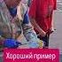Узбек дядь Алик угощает детей в пловом