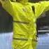 暴雨中兔子警官还在不慌不忙地疏导交通 狄叔拍案