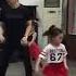 Прекрасное трио папа танцует с дочками The Lovely Trio Dad Dances With Daughters