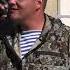 Парень десантник поет хорошо но на улице