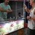 Продавец мороженого в Турции Смешной продавец Ice Cream Man Attracts Crowds With Tricks