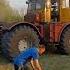 Деревенский тракторист прикольно танцует