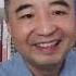 背靠土墙喷洒吐沫星子晒太阳的人