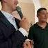 Двое русских парней разговаривают на казахском языке