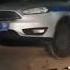 В Подольске автомобиль МВД завис на отбойнике Полицейские пытались снять машину с импровизированно