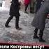 Жители Костромы несут цветы к стихийному мемориалу в культурном центре где работает мать убитой нак