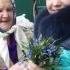 За столом збирається родина