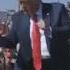 ТРАМП ТАНЦУЕТ ПЕРЕД СТОРОННИКАМИ